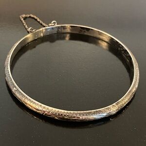 Vintage etched sterling silver hinged bangle bracelet, marked 925